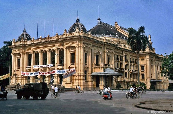 Nhà Hát lớn Hà Nội, ảnh chụp năm 1991.